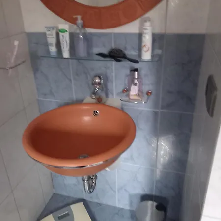 Bed & Breakfast Eenpersoonskamerskamer, Gezamenlijk Gebruik Badkamer En Toilet